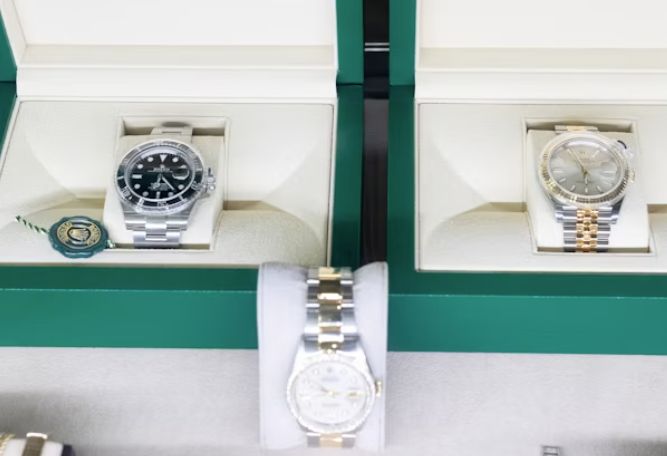 A pre-owned luxury watch sells for more with its certificate than without (photo 3)