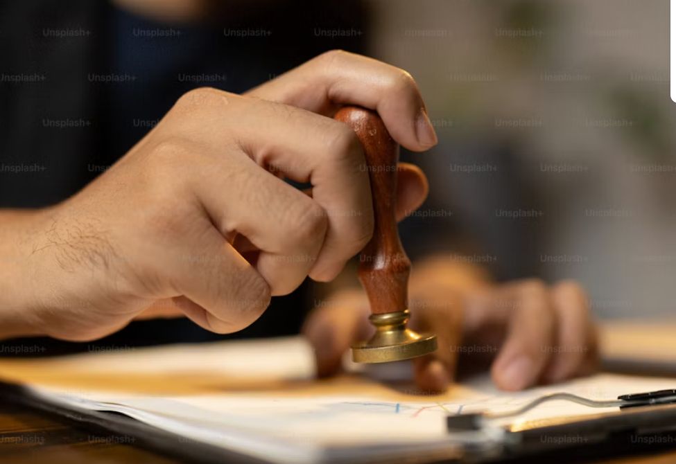 A pre-owned luxury watch sells for more with its certificate than without (photo 4)